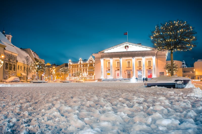 Rathausplatz im Winter mit Schnee in Vilnius  - ©held by GoVilnius