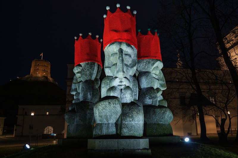 Statue mit Weihnachtsmützen in Vilnius  - ©held by GoVilnius