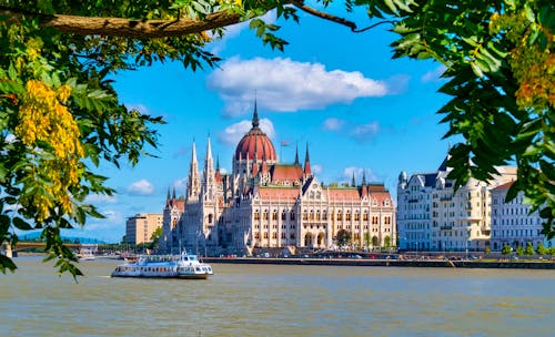 Parlament in Budapest und Donau &ndash; &copy; Comofoto - stock.adobe.com