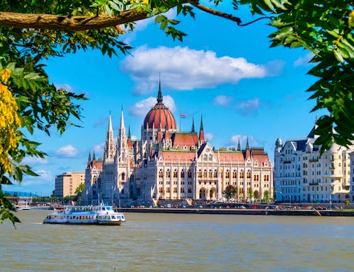 Parlament in Budapest und Donau – © Comofoto - stock.adobe.com