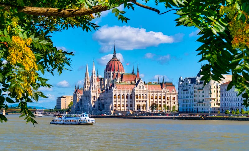 Parlament in Budapest und Donau - ©Comofoto - stock.adobe.com