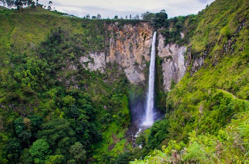Sipiso Piso Wasserfall in Sumatra  &ndash; &copy; Tanya Hendel - stock.adobe.com
