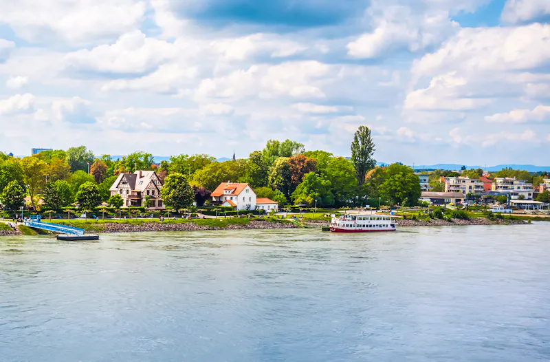 Ausflugsschiff auf dem Rhein in Speyer  - &copy;Brebca - stock.adobe.com