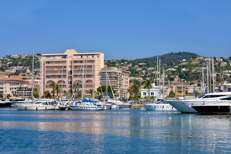Hafen an der Bucht Golfe-Juan in der Gemeinde Vallauris - ©Christian Musat - stock.adobe.com