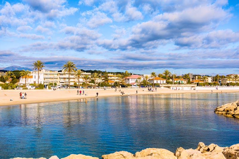Strand an der Bucht Golfe-Juan in der Gemeinde Vallauris - ©Gerald Villena - stock.adobe.com