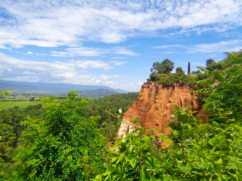 Blick auf Roussillon mit den typischen Ockerfelsen - ©Barbara Mihut - Eberhardt TRAVEL