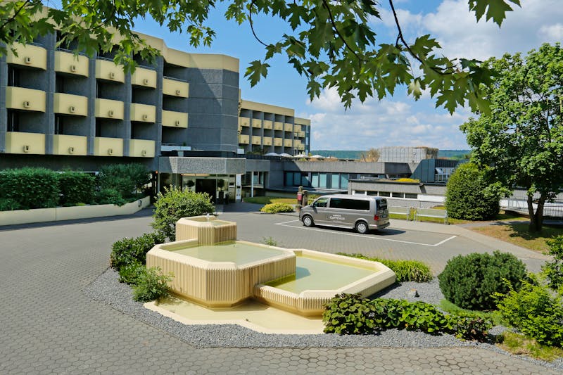 Parkhotel CUP VITALIS - Aussenansicht mit Shuttlebus – ©Parkhotel CUP VITALIS, Foto: Jean Molitor