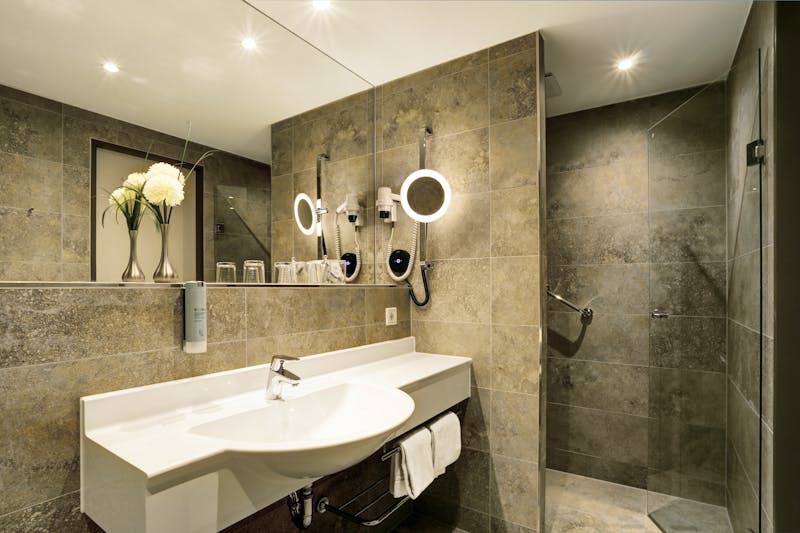 Parkhotel CUP VITALIS - Zimmerbeispiel Doppelzimmer de Luxe / Bad – ©Parkhotel CUP VITALIS, Foto: Jean Molitor