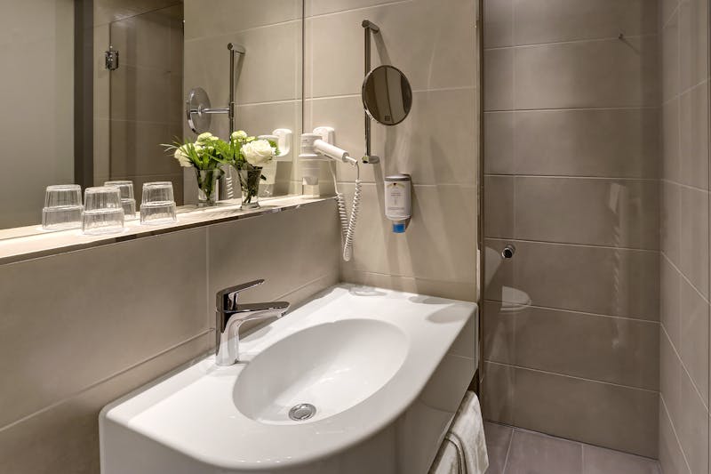 Parkhotel CUP VITALIS - Zimmerbeispiel Doppelzimmer Standard / Bad – ©Parkhotel CUP VITALIS, Foto: Jean Molitor