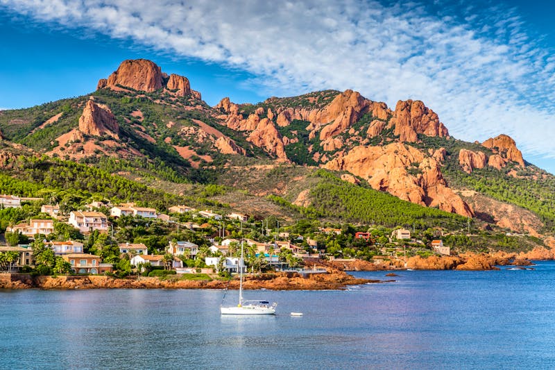 Die roten Felsen des Esterel-Gebirges an der Cote d'Azur - ©zm_photo - stock.adobe.com