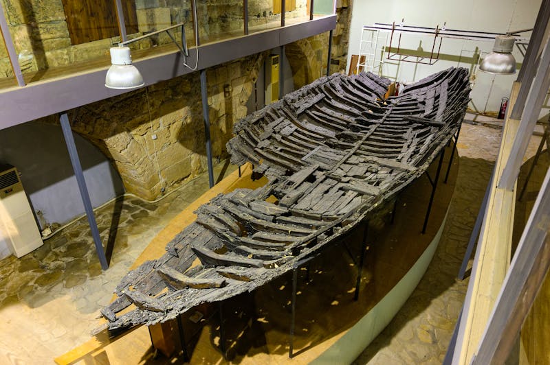 Überreste eines Handelsschiffs aus dem 4. Jh. im Schiffswrackmuseum in Kyrenia (Girne) - ©dinosmichail - stock.adobe.com