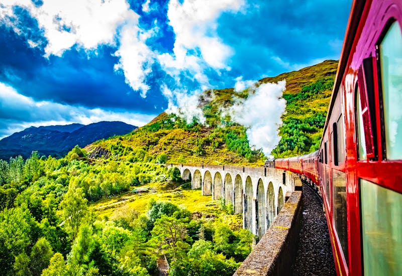 Zugfahrt über das Glenfinnan Viadukt in Schottland - ©Marcin Kadziolka / Press Photo Center - stock.adobe.com