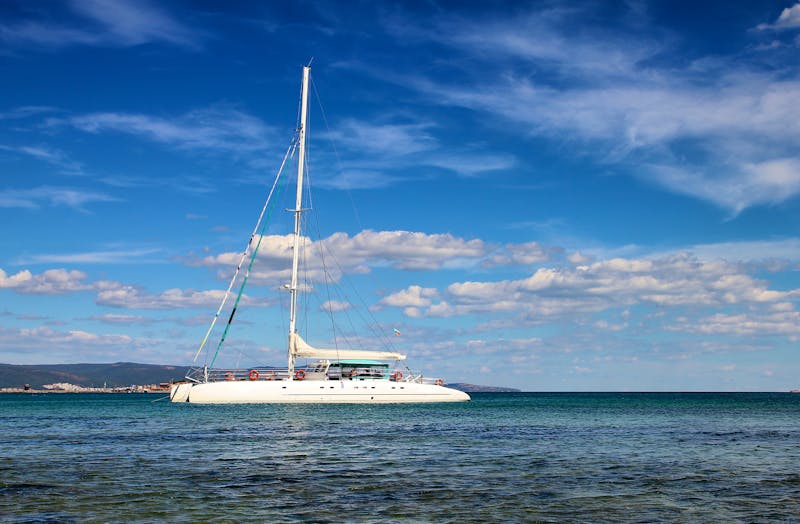 Katamaran auf dem Meer - ©niki spasov - stock.adobe.com