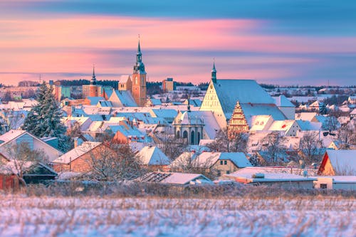 Freiberg blick zur verschneiten Altstadt mit Petrikirche und Dom &ndash; &copy; Jonny Lindner - stock.adobe.com