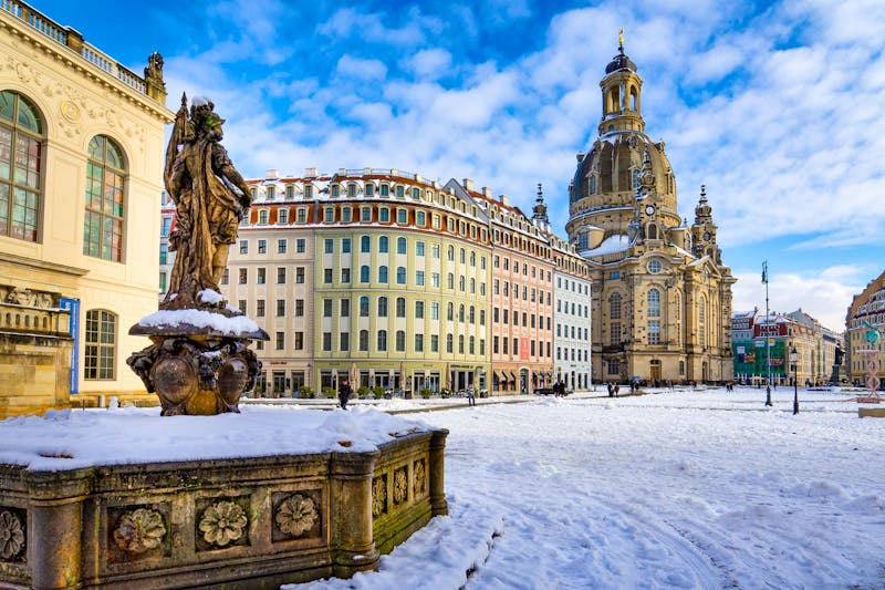 Dresden im Winter mit Frauenkirche auf dem Neumarkt - ©modernmovie - stock.adobe.com