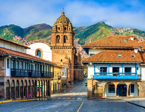Plaza Mayor and Basilika Menor in der Altstadt von Cusco – © Boris Stroujko - stock.adobe.com