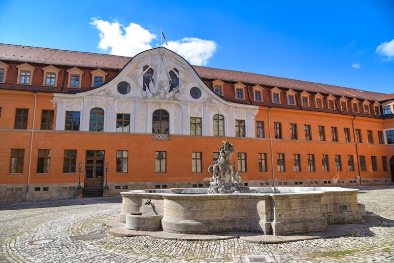 Schlossmuseum mit Brunnen in Sondershausen  - ©Henry Czauderna, info@rennsteig.de