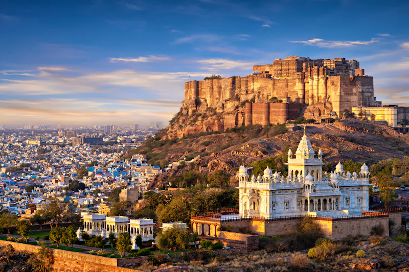 Jodhpur - Jaswant Thada mMausoleum, Blaue Stadt und Mehrangarh Fort  - &copy;MehmetOZB - stock.adobe.com