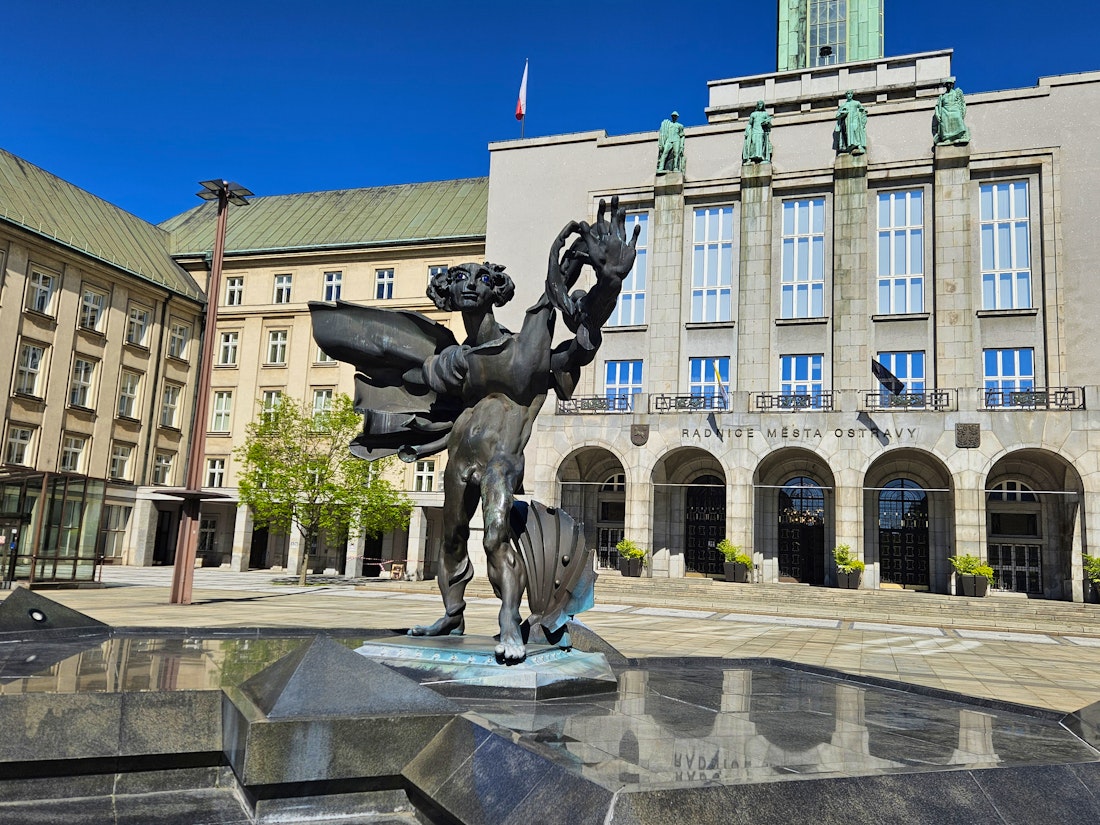 Ikarus Statue vor dem Rathaus – © Anna Jeske