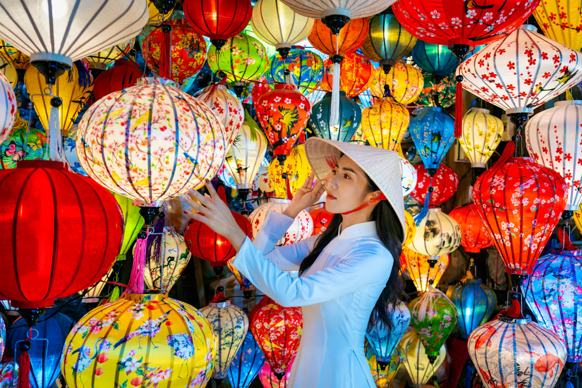 Hoi An - vietnamesische Frau in traditioneller Kleidung vor den berühmten Hoi-An-Laternen&nbsp;&ndash;&nbsp;&copy;&nbsp;tawatchai1990 - stock.adobe.com