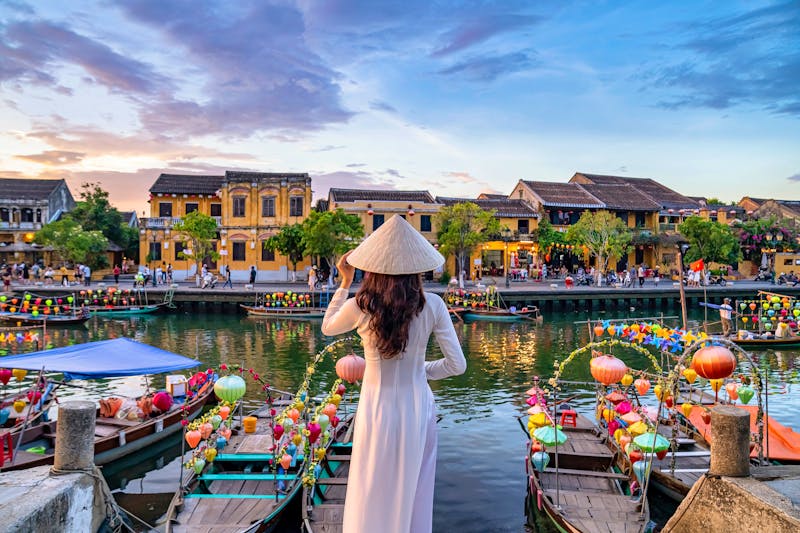 Hoi An - vietnamesische Frau in der Altstadt am Ufer des Hoai-Flusses - ©Hien Phung - stock.adobe.com
