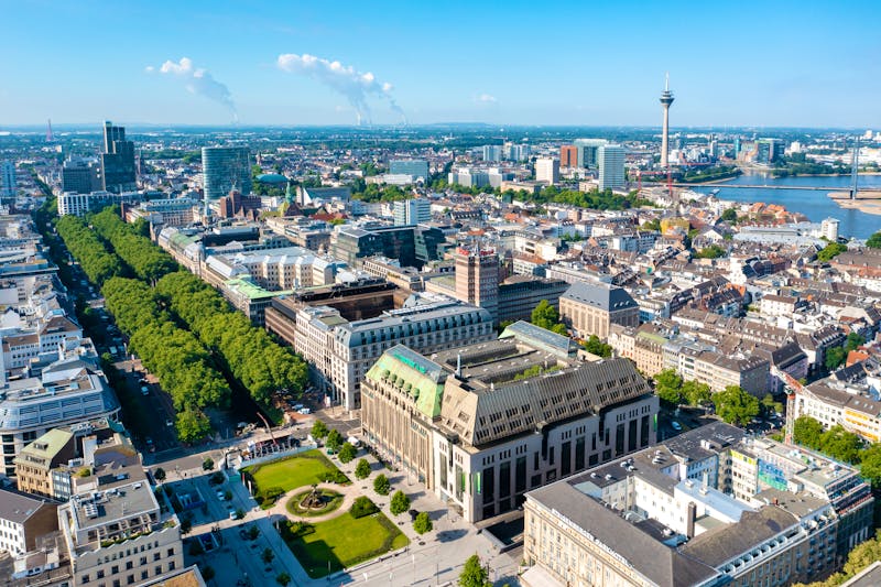 Blick auf die Königsallee in Düsseldorf - ©shokokoart - stock.adobe.com
