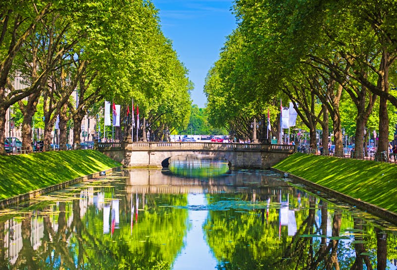 Königsallee in Düsseldorf - ©vladhhe - stock.adobe.com