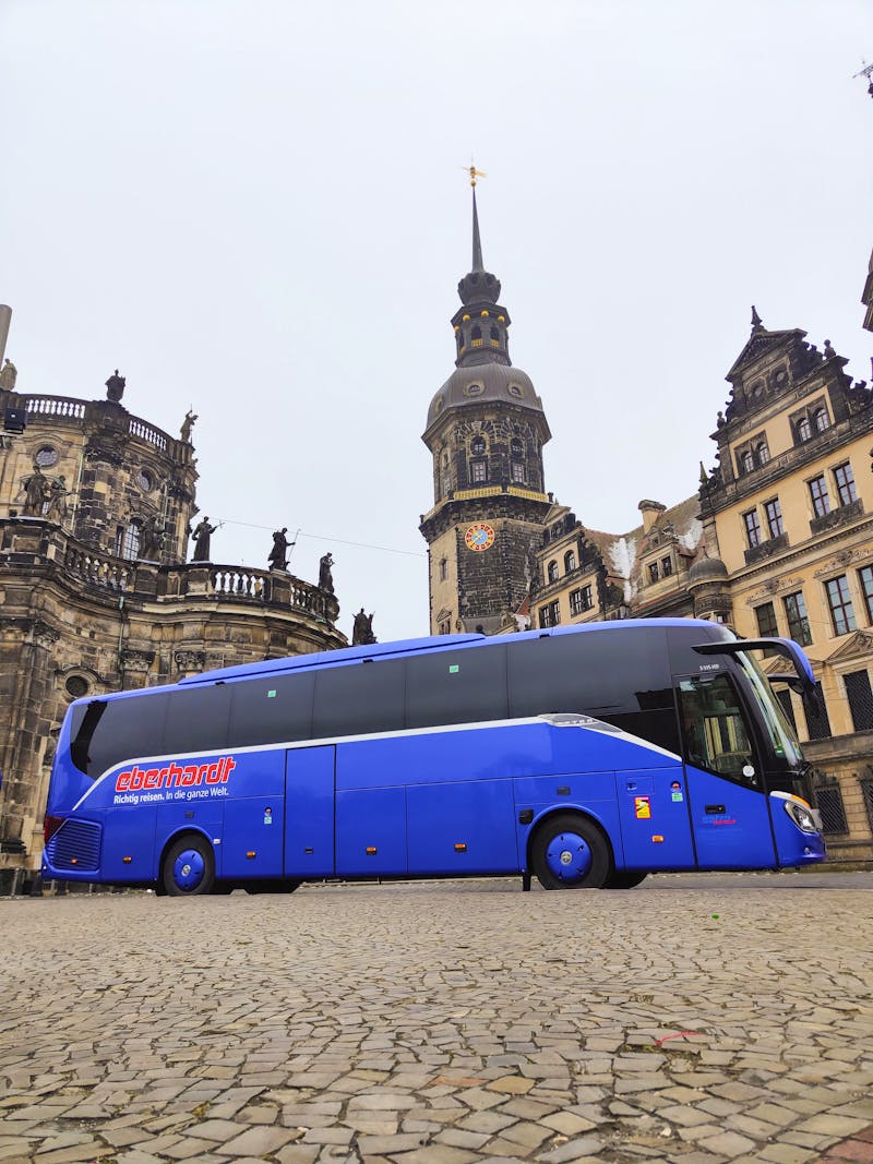 Reisebus von Eberhardt TRAVEL in Dresden vor dem Dresdner Schloss - ©Jan Tuzar - SATRA Eberhardt TRAVEL