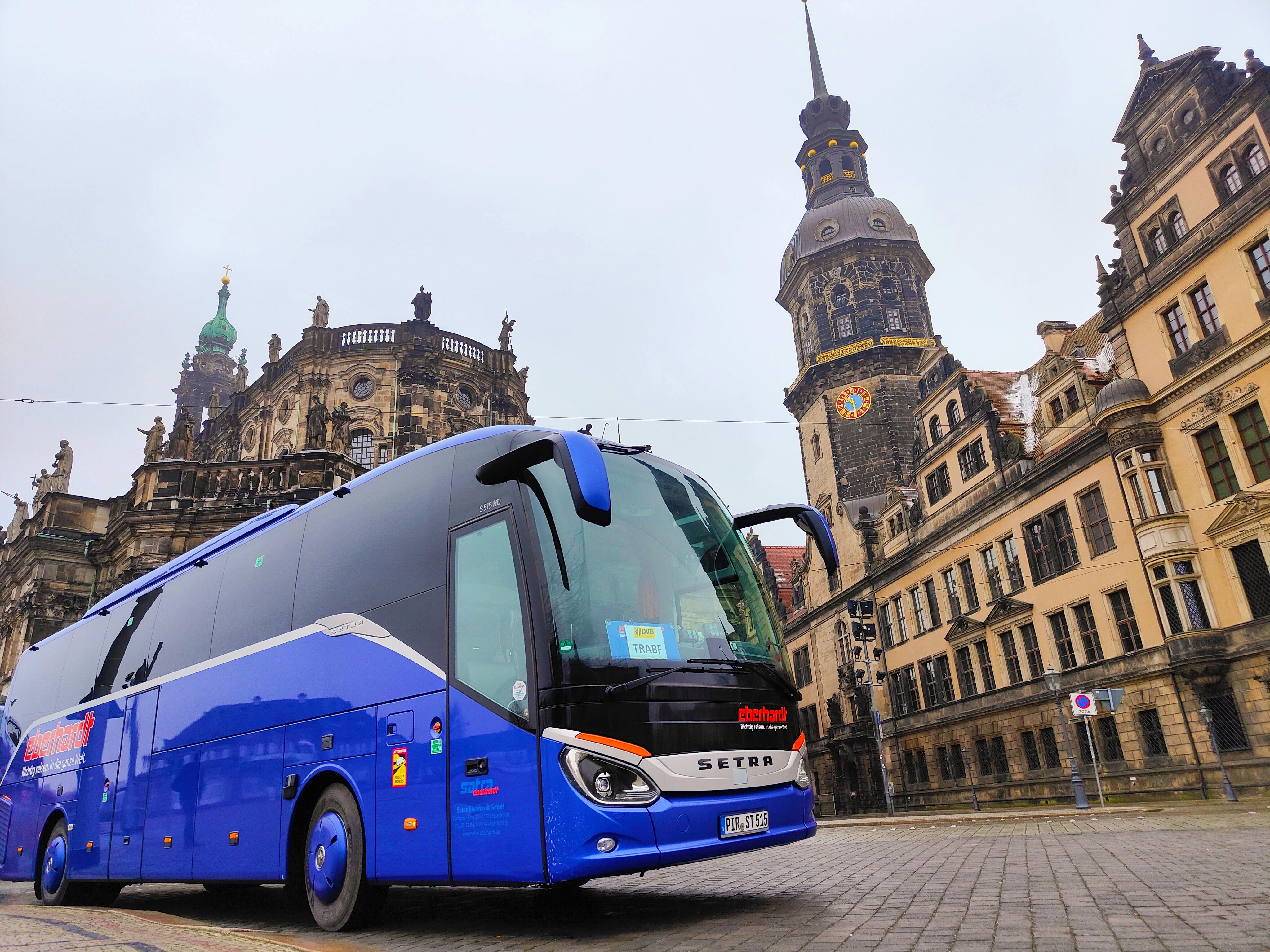 Reisebus von Eberhardt TRAVEL in Dresden vor dem Dresdner Schloss&nbsp;&ndash;&nbsp;&copy;&nbsp;Jan Tuzar - SATRA Eberhardt TRAVEL
