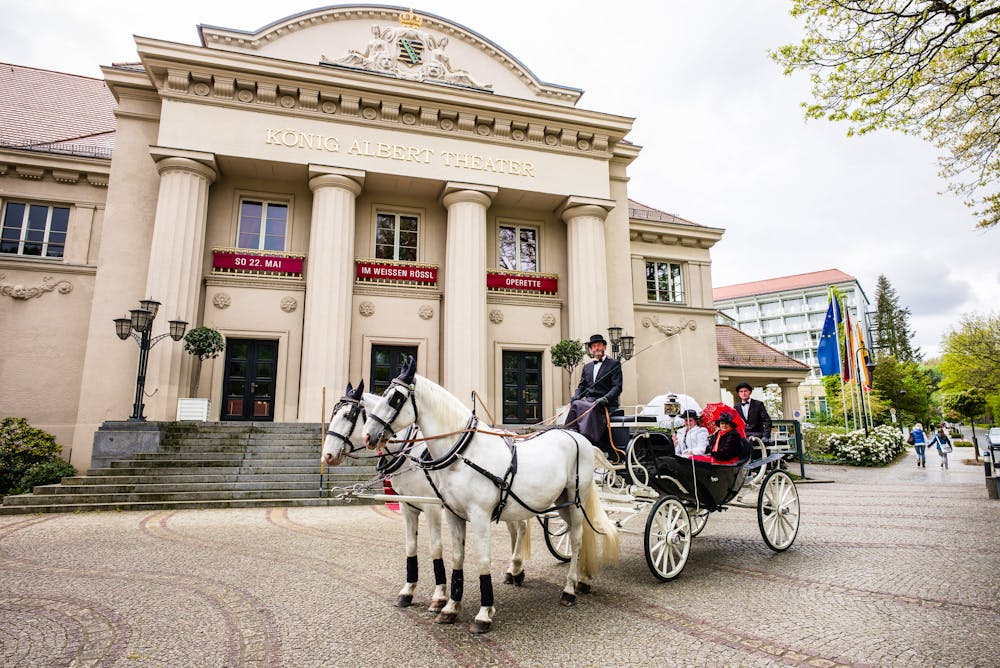 Bad Elster - König Albert Theater mit Kutsche &ndash; &copy; Danny Otto - Tourismus Bad Elster