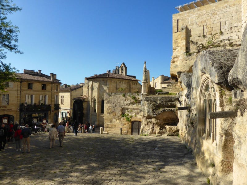 St. Emilion - Marktplatz mit Felsenkirche und Kapelle - ©Claudia Bernhardt - Eberhardt TRAVEL