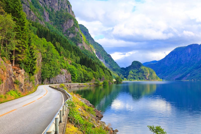 Straße am Hardangerfjord - ©Tupungato - stock.adobe.com