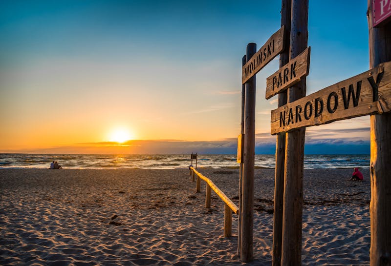 Sonnenuntergang über der Ostsee. Eingang zum Wolin-Nationalpark - ©Piotr Wojtkowski - stock.adobe.com