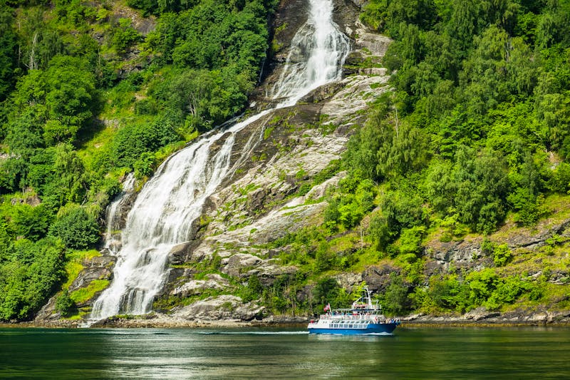 Schifffahrt im Geirangerfjord in Norwegen  - ©Rico Ködder - stock.adobe.com