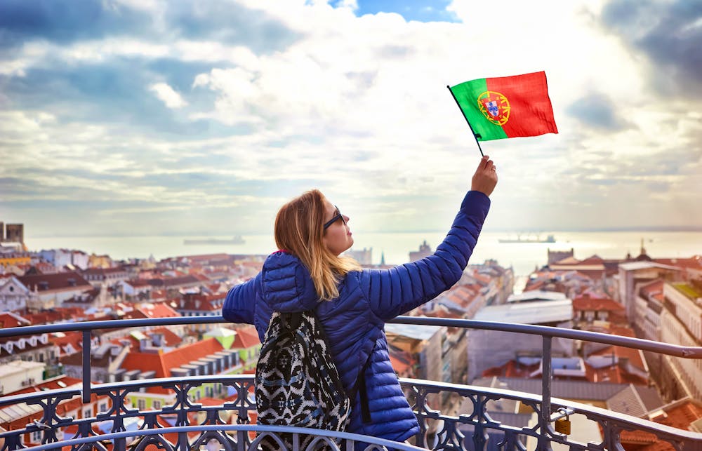 Junge Frau mit Blick auf Lissabon &ndash; &copy; bondvit - stock.adobe.com
