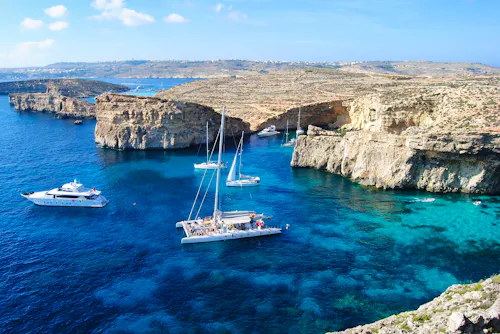 Blick auf eine schöne Bucht an der Insel Comino &ndash; &copy; Alizada Studios - stock.adobe.com