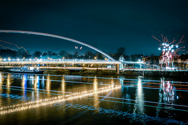 Maastricht - festlich beleuchtete Hängebrücke Hoge Brug - &copy;schusterbauer.com - stock.adobe.com
