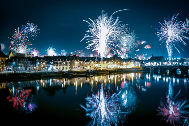 Maastricht feiert Silvester mit einem beeindruckenden Feuerwerk - &copy;schusterbauer.com - stock.adobe.com