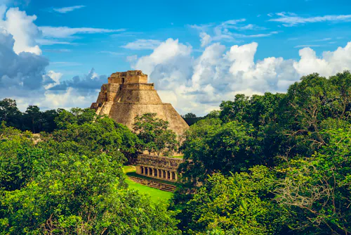 Ruinenstadt Uxmal in Yucatan - Pirámide del Adivino (Pyramide des Magiers) &ndash; &copy; Richie Chan - stock.adobe.com