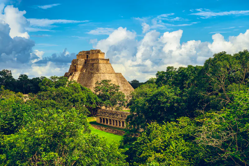 Ruinenstadt Uxmal in Yucatan - Pirámide del Adivino (Pyramide des Magiers) - &copy;Richie Chan - stock.adobe.com