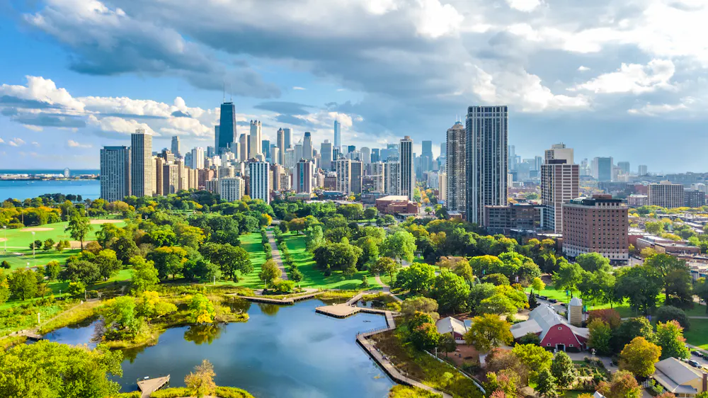 Millennium Park und Skyline von Chicago &ndash; &copy; Iuliia Sokolovska - stock.adobe.com