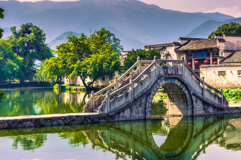  Huangshan-Gebirge (Gelbe Berge) - historische Brücke in Hongcun - ©rpbmedia - stock.adobe.com