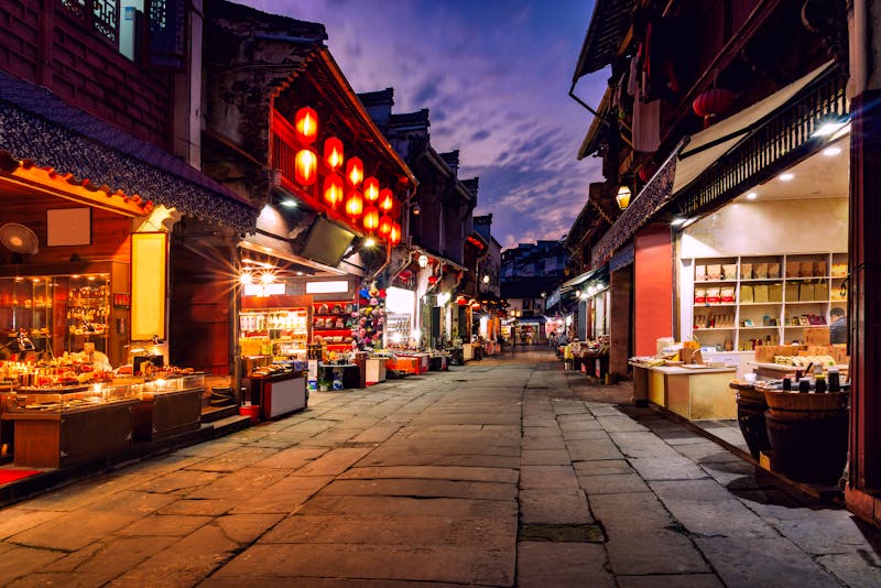 Hiistorisches Zentrum der Stadt Huangshan am Abend - ©serjiob74 - stock.adobe.com