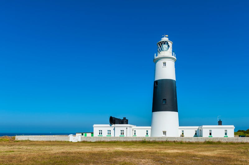 Leuchtturm auf der Kanalinsel Alderney - ©allard1 - stock.adobe.com