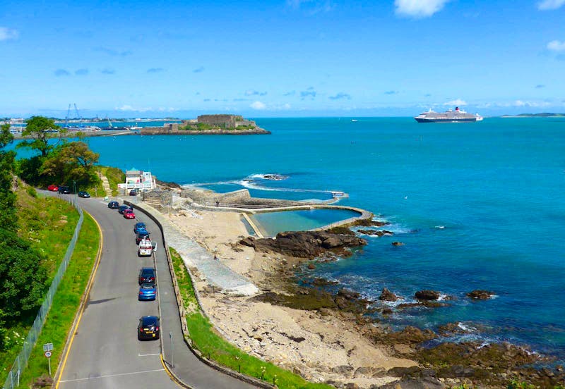 Hafen von St.Peter Port - Meerwasserschwimmbecken und Castle Cornet - ©Ria Heilmann - Eberhardt TRAVEL