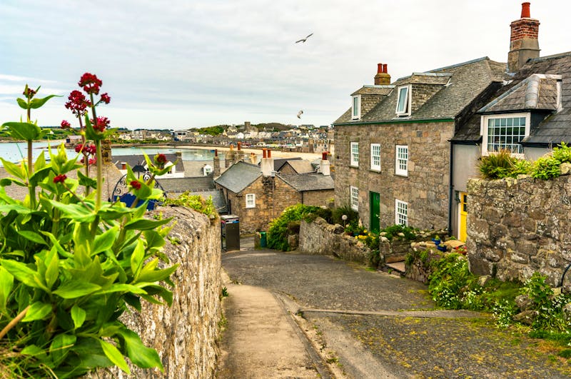 Hugh Town auf der Scilly-Insel St. Mary's  - ©Jason Row Photo - stock.adobe.com