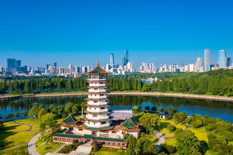 Changsha in Hunan - Märtyrer-Park mit Xiaoxiang-Pavillon und Blick auf die Skyline - ©Best View Stock - stock.adobe.com
