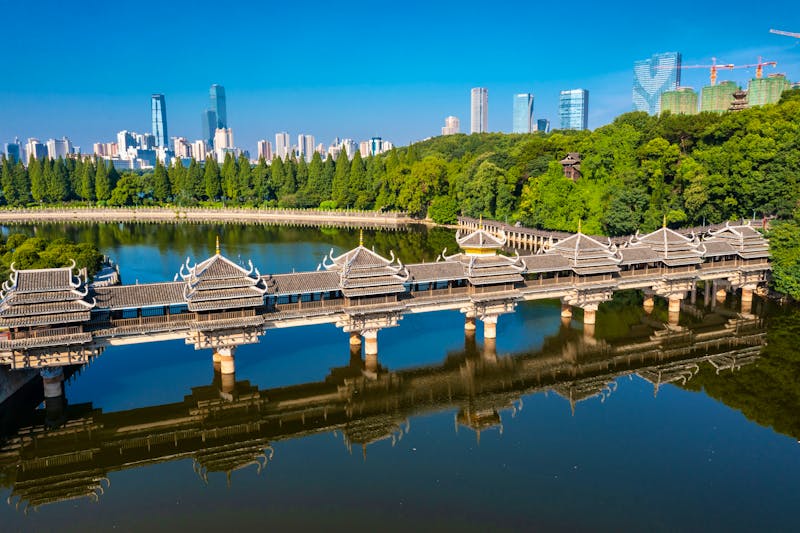 Changsha in Hunan - See am Märtyrer-Park und die Regen-Brücke - ©Best View Stock - stock.adobe.com
