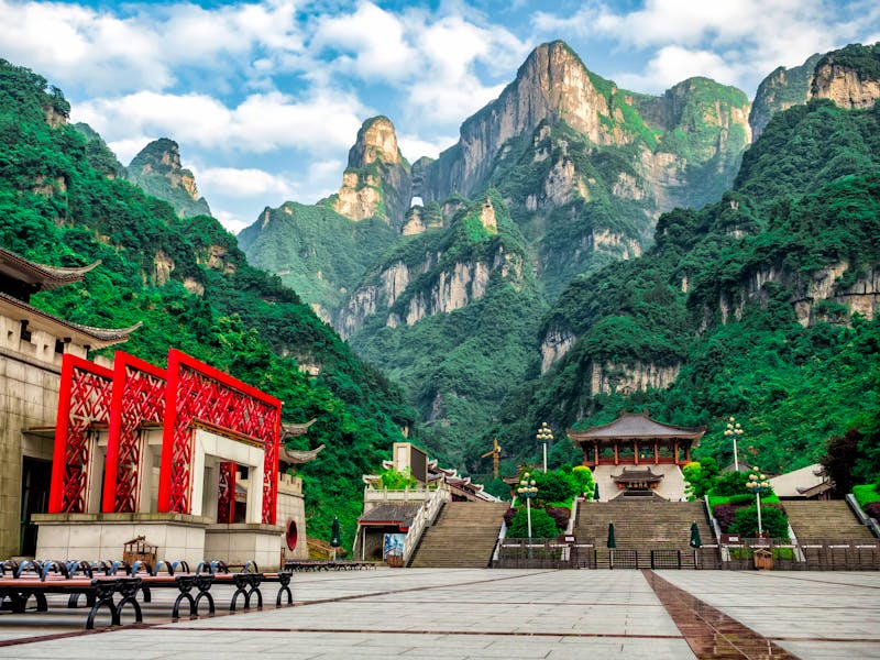 Tianmenshan-Nationalpark - Berg Tianmen mit Blick auf die als Himmelsto - ©Rosana - stock.adobe.com