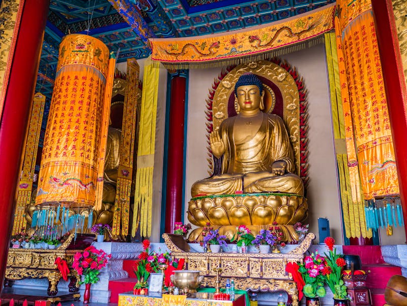 Tianmenshan-Nationalpark - goldene Buddha-Statue im Tianmen-Tempel auf dem Tianmen-Berg - ©Sumeth - stock.adobe.com